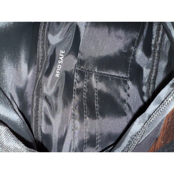 The Foldie® Crossbody black NWT  travel safe RFID waist Fanny pack - Picture 10 of 11